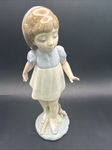 Lladro 5040 girl walking - lladro,